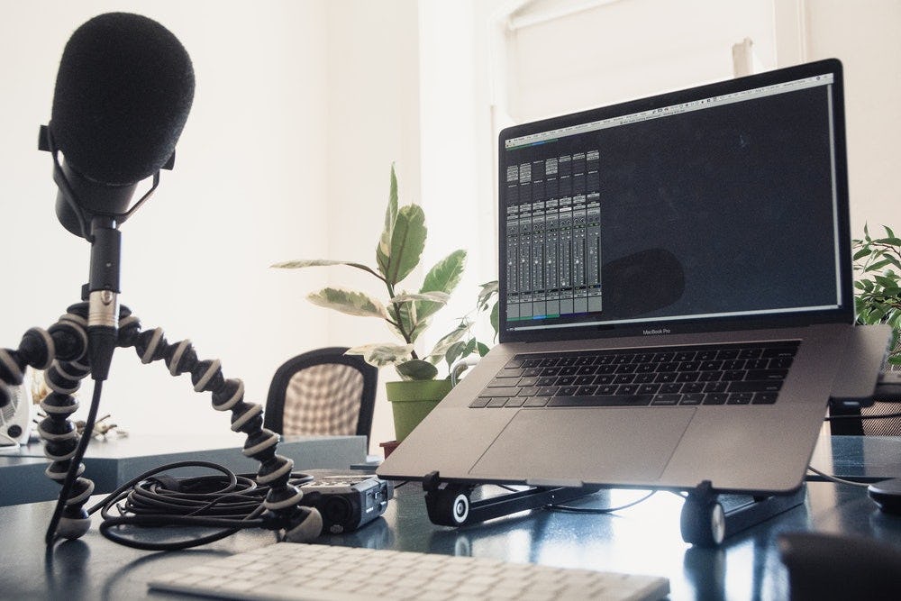 equipo de grabacion de audio y edicion microfono y computadora