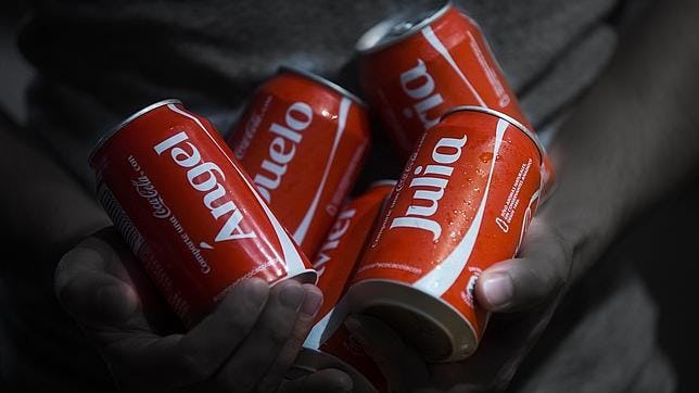 latas de Coca Cola con nombres