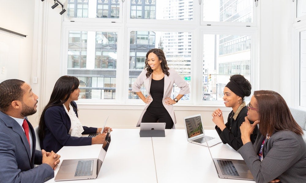 mujer presentando un tema a su equipo de trabajo