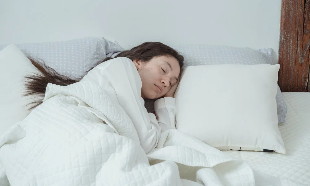 Mujer duerme bien gracias a las ventajas de una vida sana
