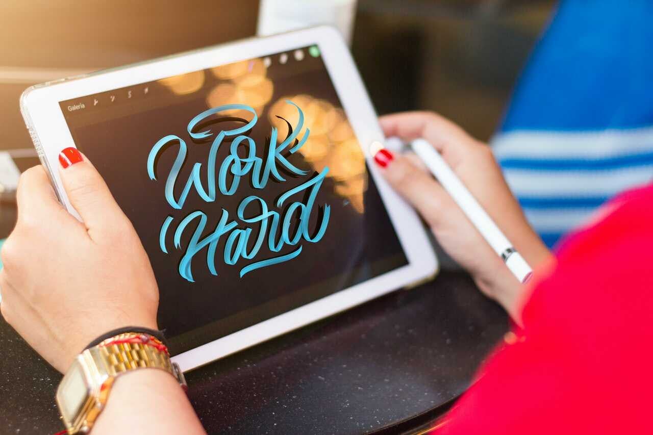 lettering en una tablet a partir de un conversor de letras