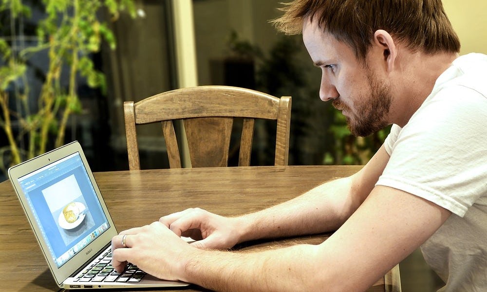 Hombre practica a utilizar las funciones de Adobe Illustrador