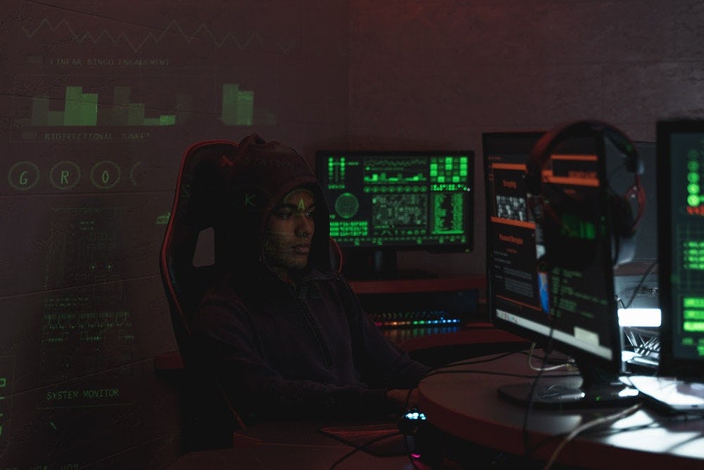 hombre haciendo hacking etico con pruebas pentesting