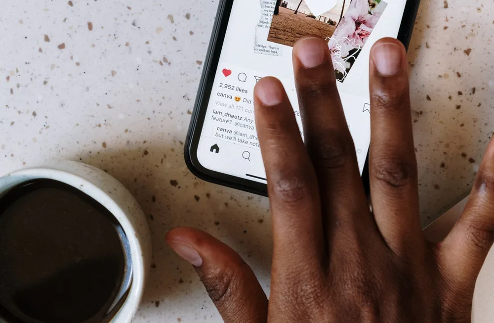 Público interactuando con las publicaciones en Instagram.