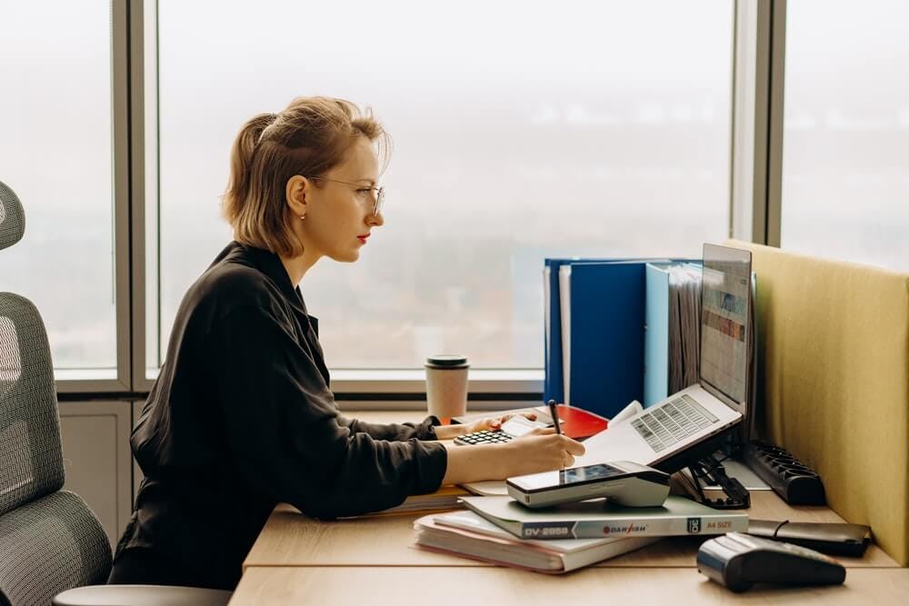 mujer usando las plataformas de divisas digitales
