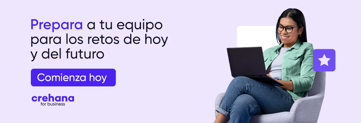mujer sentada sonriendo frente a computador
