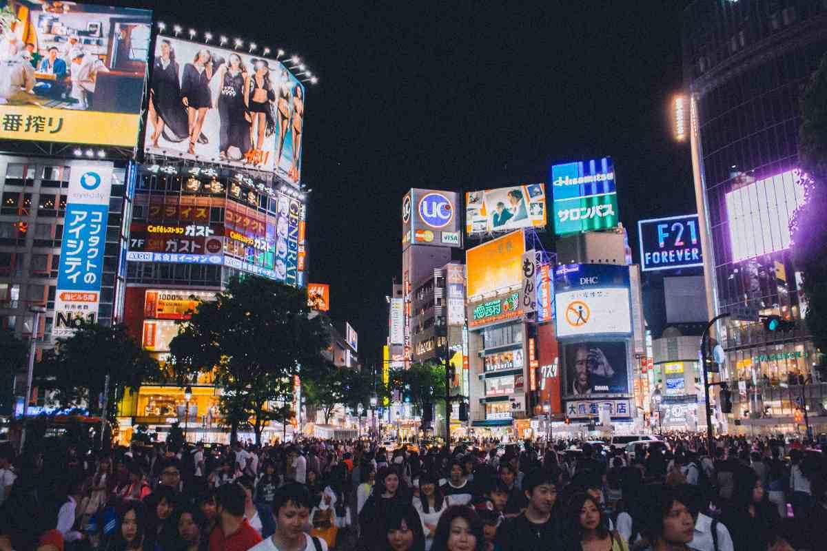 Pantallas en el cruce peatonal de Shibuya, Japón