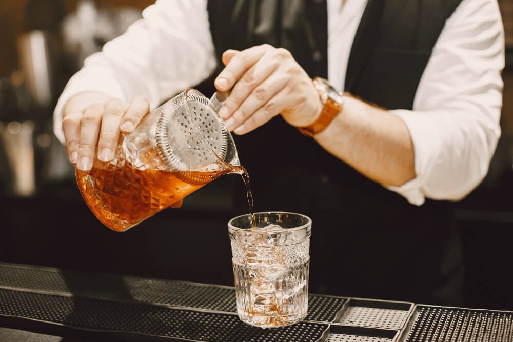 Bartender preparando un cóctel