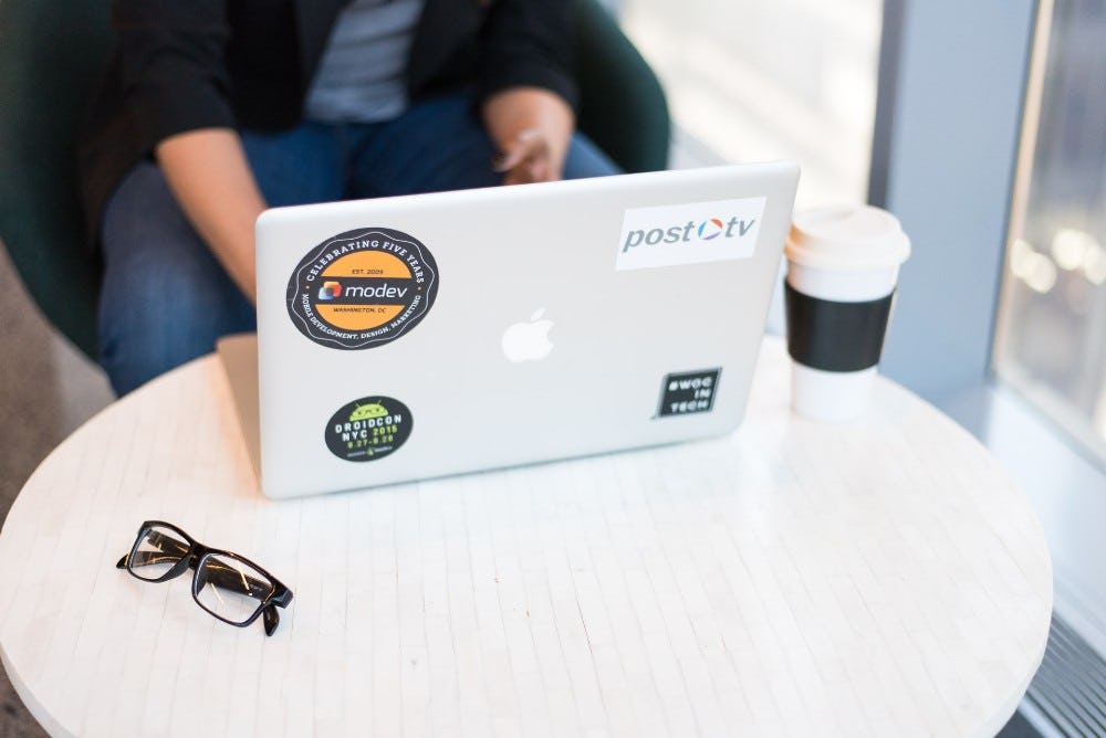 Administrador de base de datos usando laptop