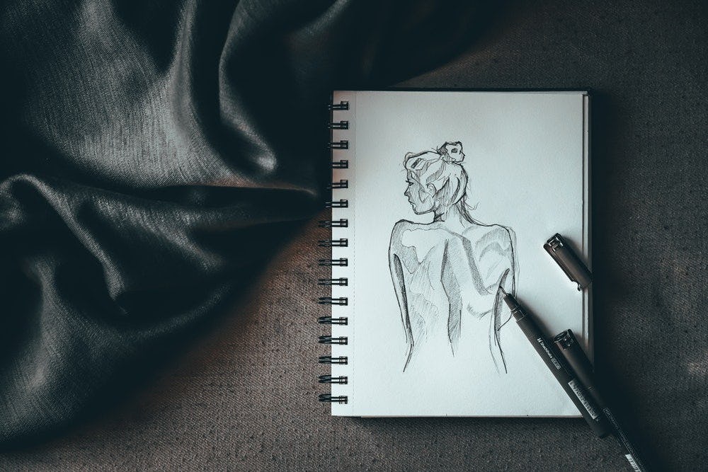 sketchbook con dibujo anatomico de la figura humana femenina 
