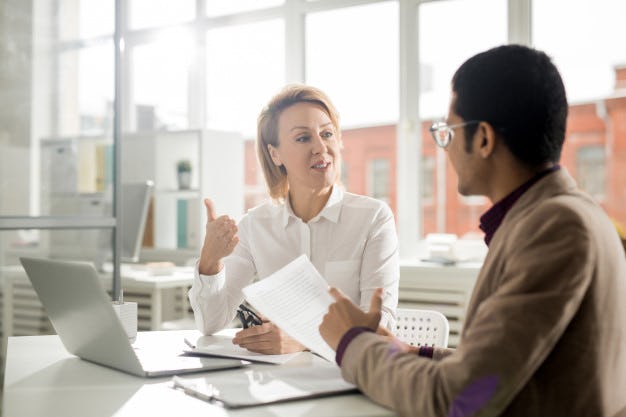 mujer y hombre hablando estrategias de negociación