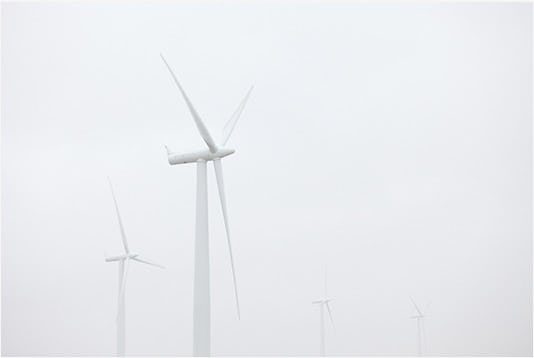 Fotografía minimalista hélices eólicas