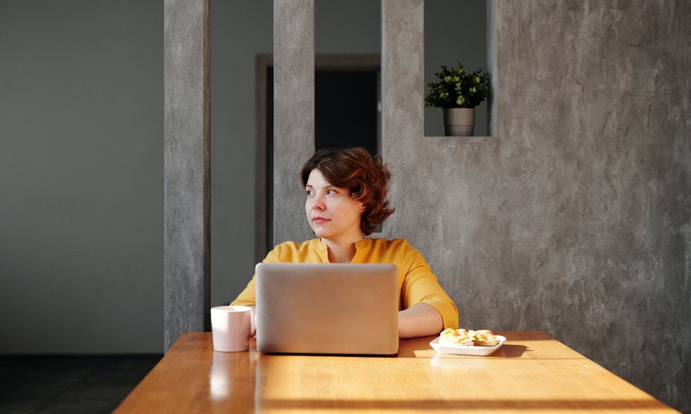 Mujer hace uso de una de las herramientas para medir la percepción de los clientes