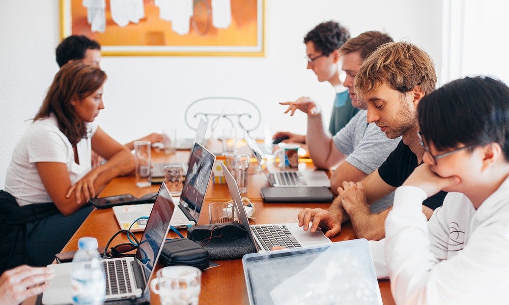 cargo dentro de equipo de trabajo