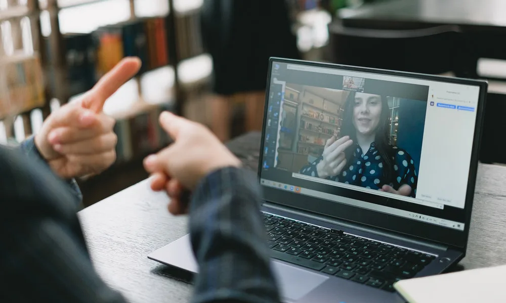 Estudiar el lenguaje de señas a la distancia