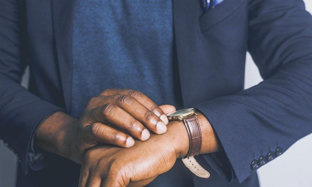 Hombre se pregunta como mejorar con las herramientas de gestión del tiempo