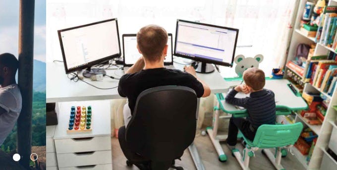 Hombre trabajando en casa junto a su hijo