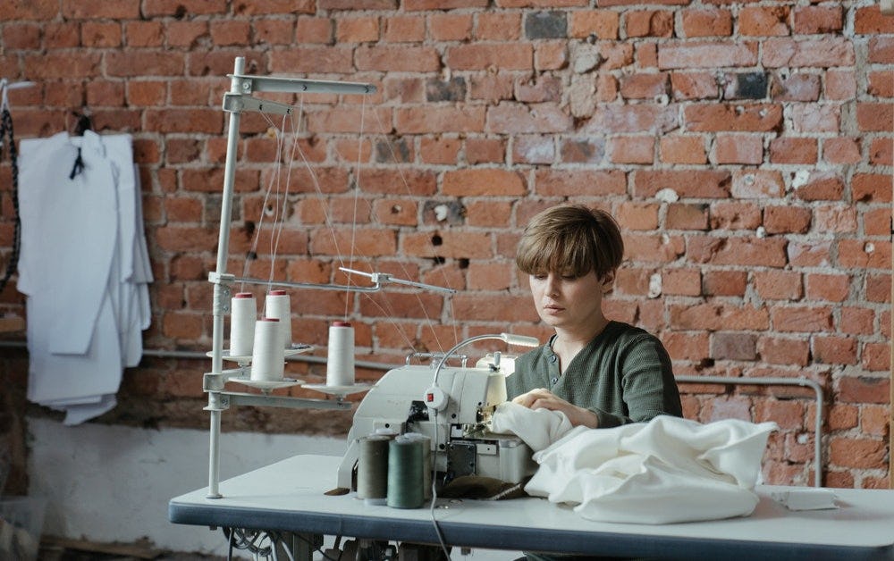 Diseñadora de modas creando una nueva prenda de vestir.