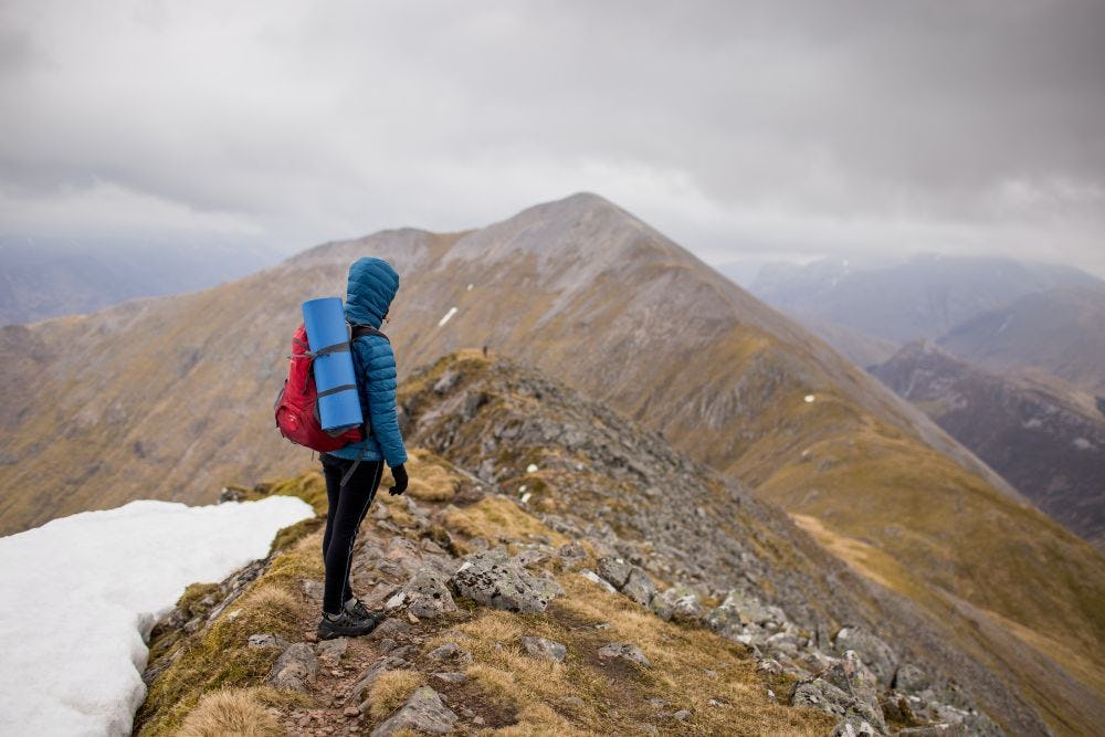persona en una montaña con nieve