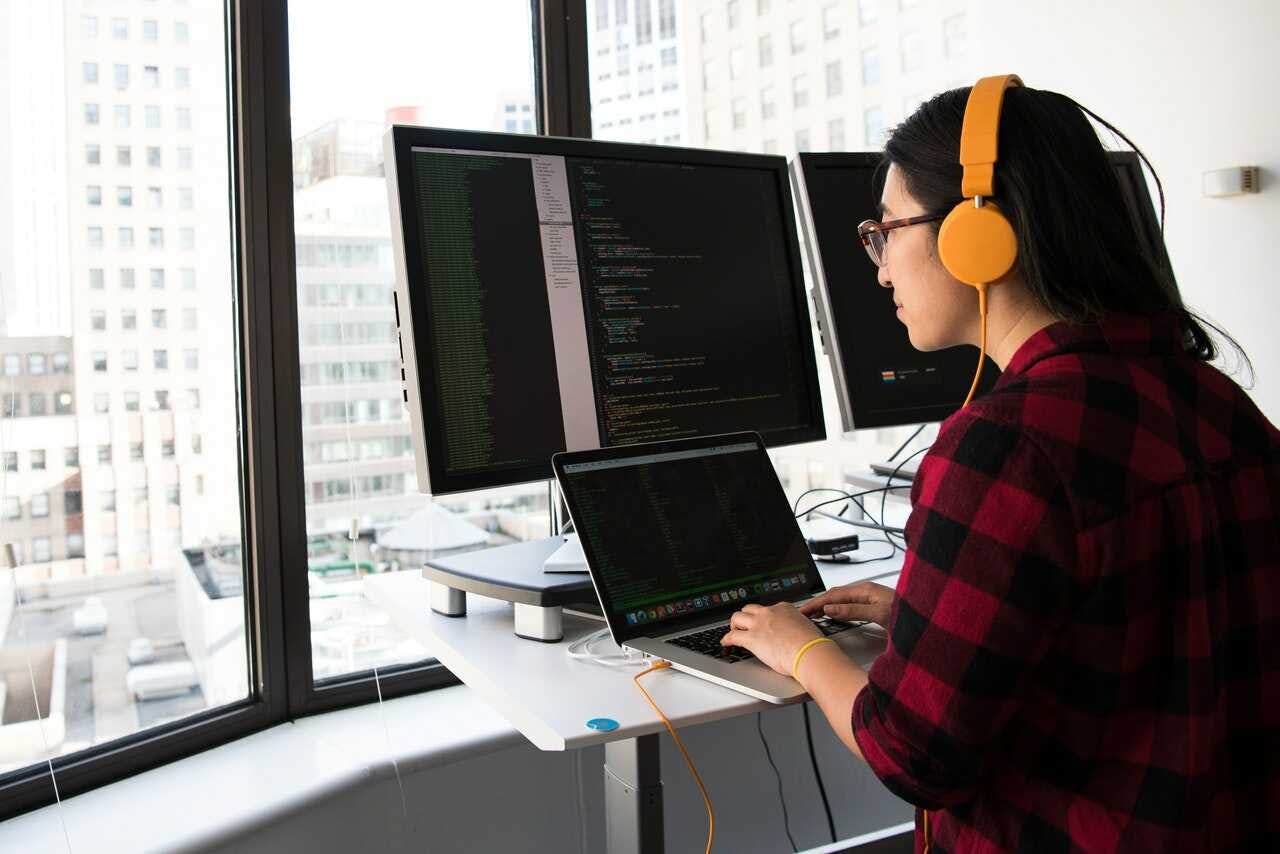 programadora centrando una imagen en CSS