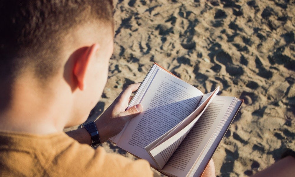 Lector analiza un libro sobre las herramientas de investigación palabras clave