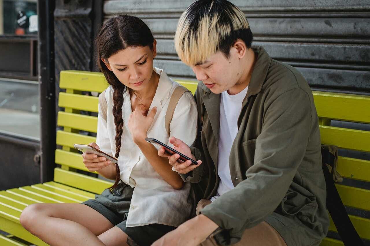 adolescentes participan de una transmisión live directa de TikTok