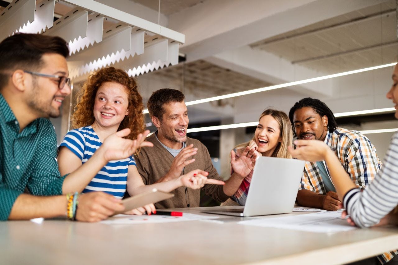 equipo de trabajo pone en práctica los valores empresariales