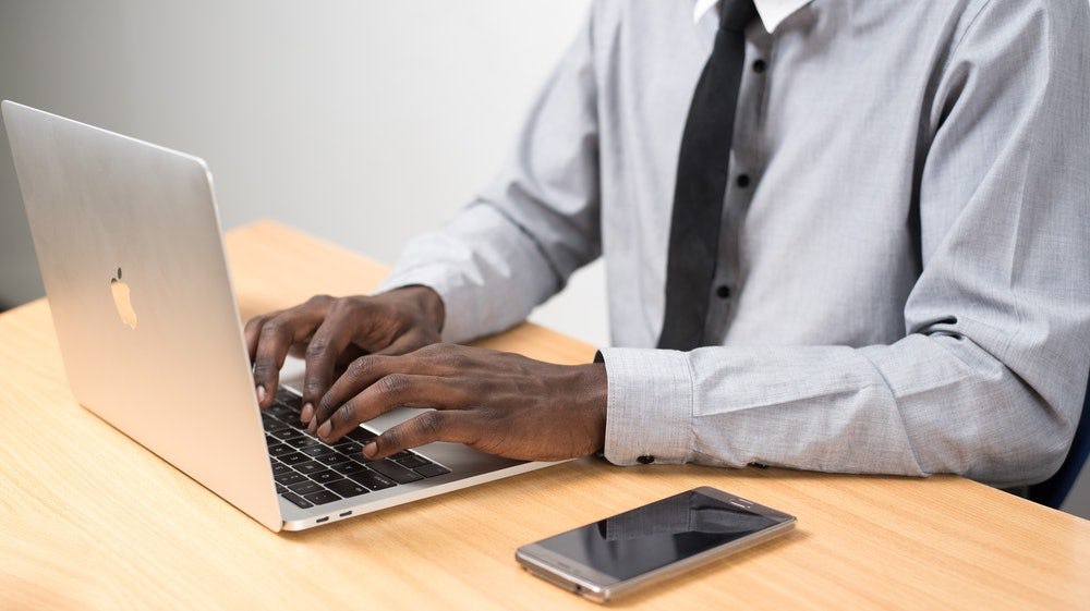 hombre navegando en internet