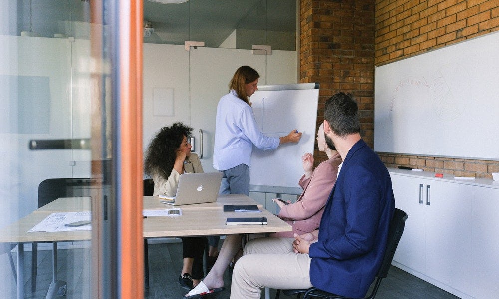 Mujer plantea objetivos de un tipo de manual de procesos