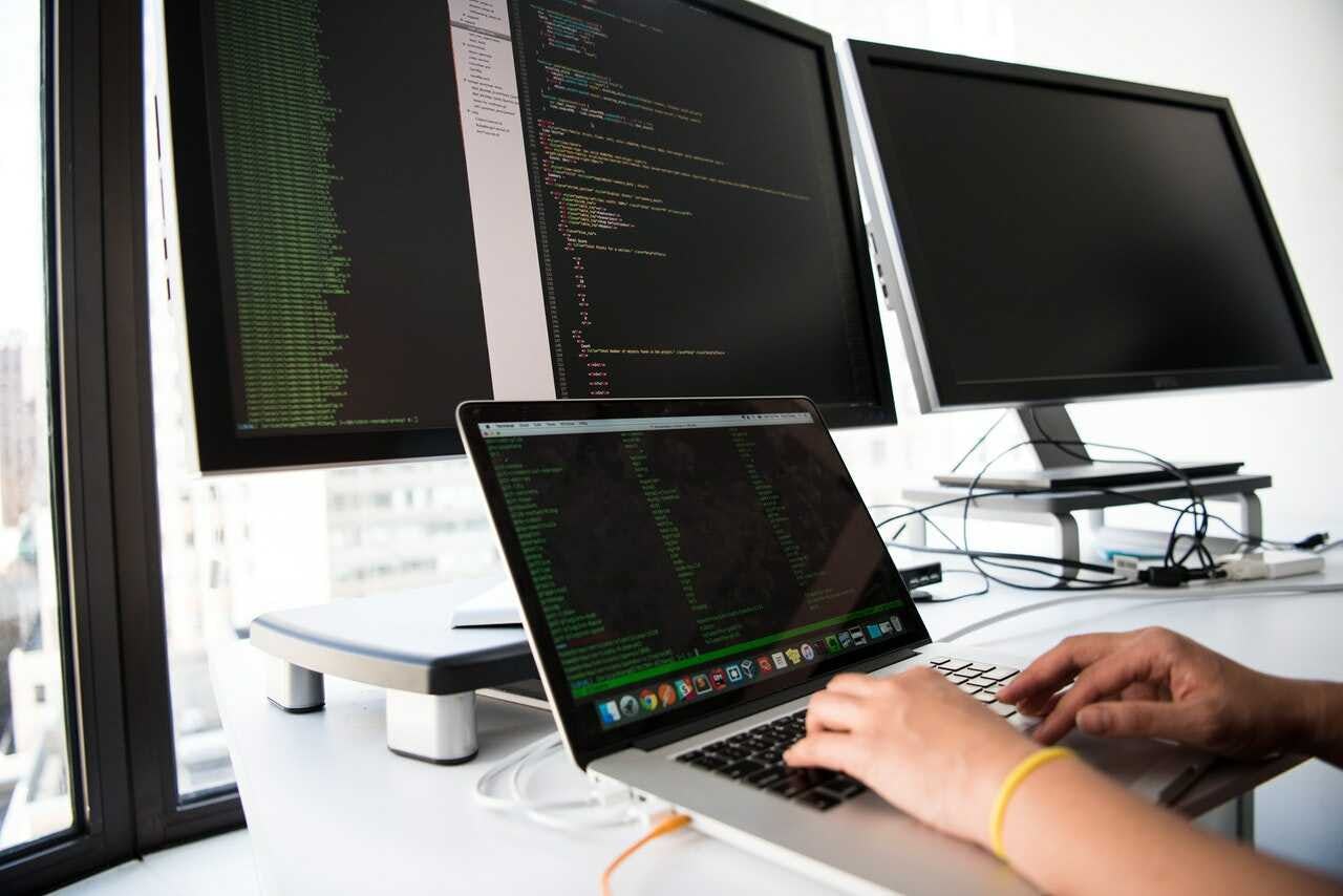 programador escribe código de netbeans en su mesa de trabajo