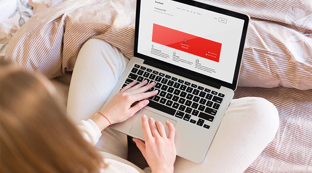 diseñadora de interiores elaborando su presupuesto 