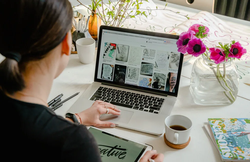 Joven trabajando en un diseño aplicando la teoría de gestalt.