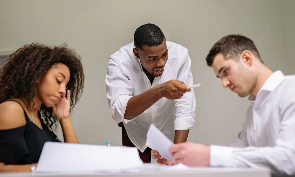 Solución de compañeros tóxicos por parte de los momentos y actos de liderazgo