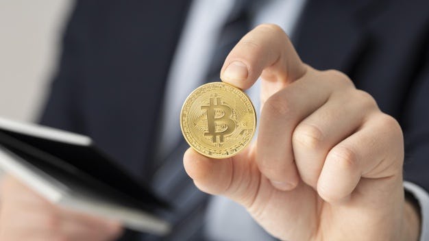 hombre de negocios con bitcoin