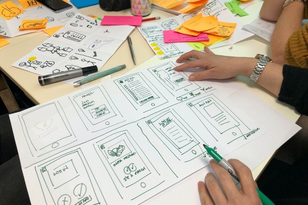 Foto de borradores para crear un aplicativo móvil.