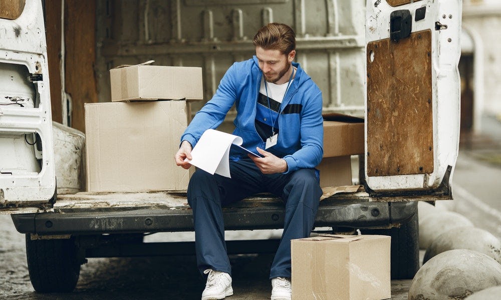 Hombre analiza que puede hacer con productos que integran la lista de los tipos de inventarios obsoletos