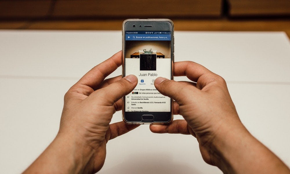 Hombre intenta aprender cómo cambiar el nombre de una página de Facebook desde el celular