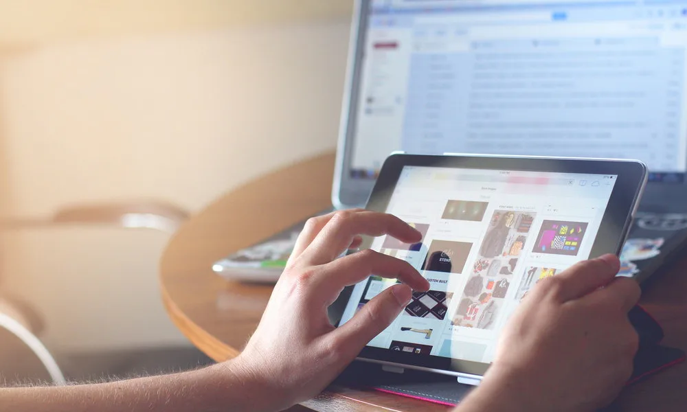 tablet con anuncios de productos