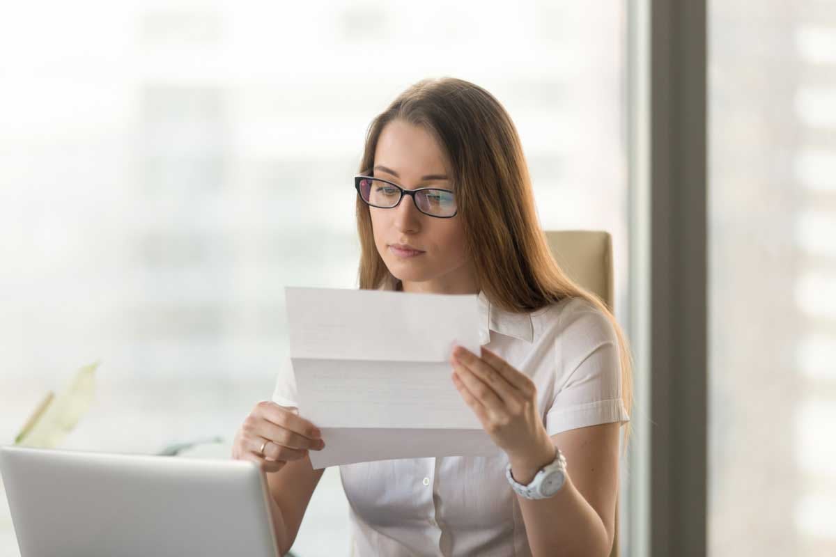 mujer leyendo una carta de recomendación