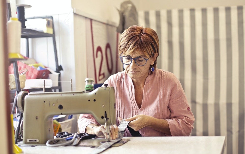 Diseñadora de ropa creando una nueva prenda de vestir.