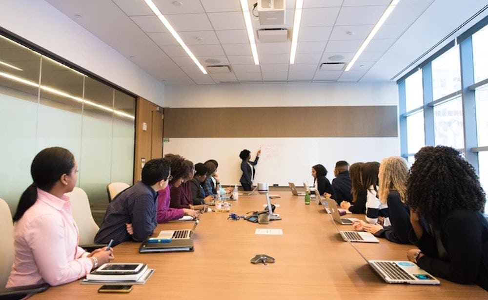 Grupo de personas en junta administrativa de la empresa