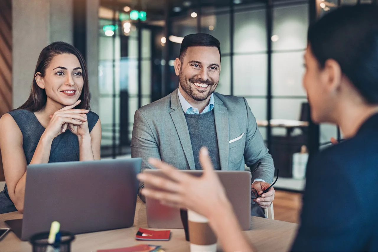 equipo de trabajo tiene una reunión para mejorar su aprendizaje vicario