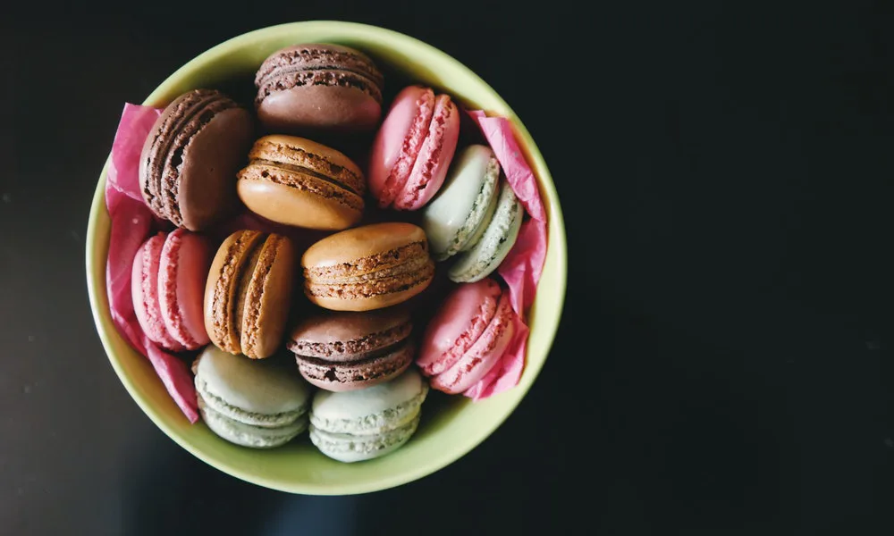 Macarons listos para una mesa dulce elegante 