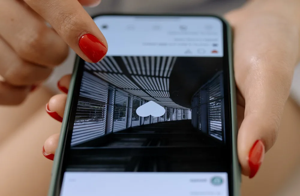 Seguidores dando like a publicaciones de Instagram.