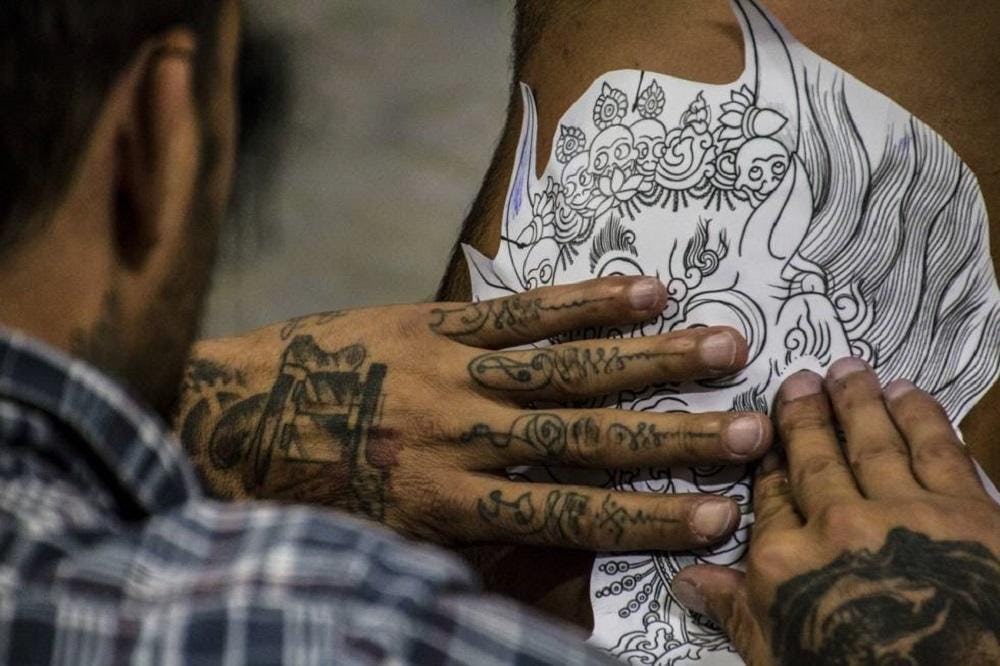 tatuador usando una plantilla de dibujo
