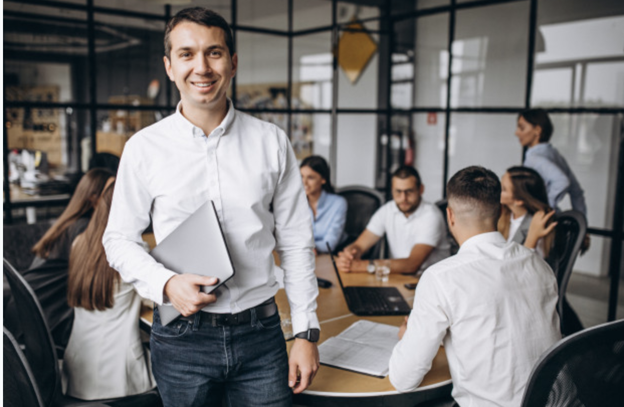 persona en reunion de trabajo con laptop