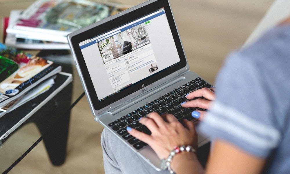 Usuaria busca editar nombre de su página en Facebook y cambiar la URL