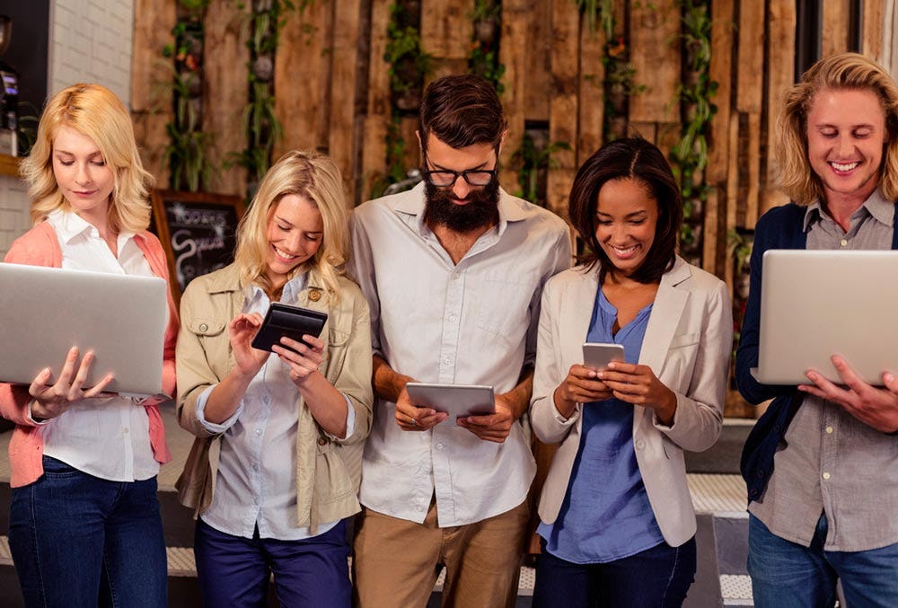 millennials mirando la pantalla de su dispositivo