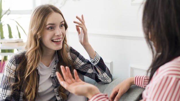 usuarios hablando sobre estrategia de buzz marketing