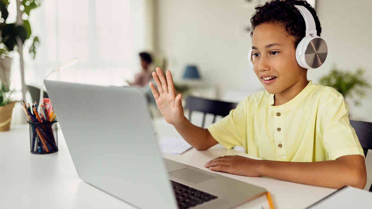estudiante interactuando en clases virtuales